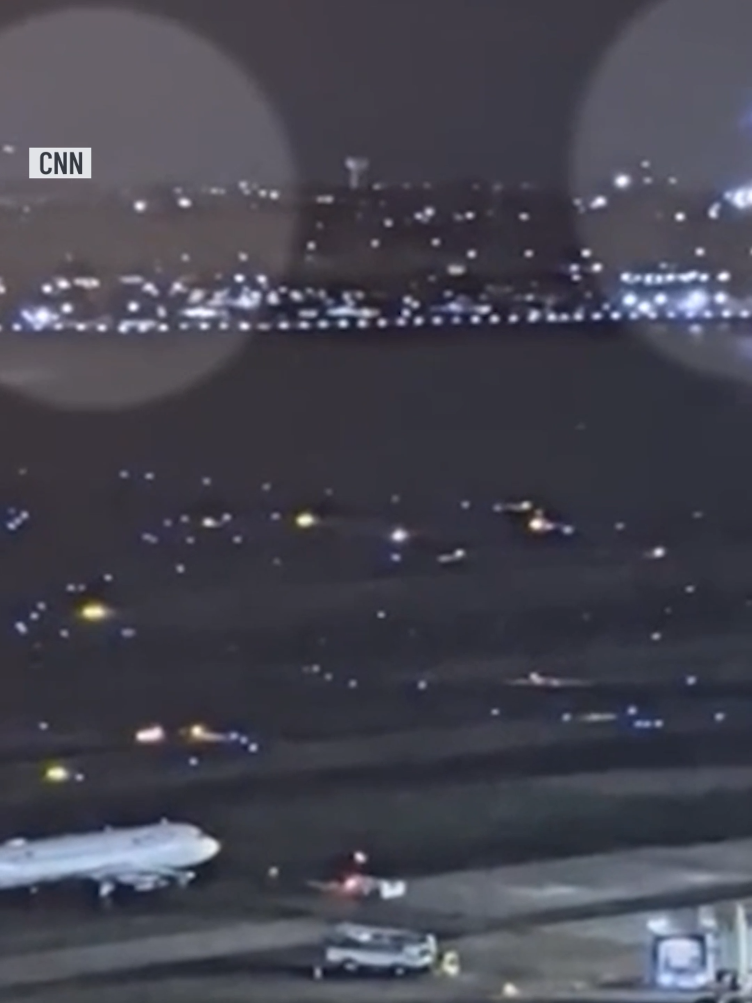Nuevos videos aparentemente captados por cámaras de seguridad del Aeropuerto Ronald Reagan obtenidos por CNN muestran el momento del choque entre el helicóptero Black Hawk y un avión regional de American Airlines.   - #telemundo #washingtondc #dc #hyattsville #silverspring #maryland #princegeorges #princegeorgescounty #montgomery #virginia #princewilliam #manassas #fairfax #dmv #md #va #noticias #takomapark #telemundo44 #telemundo #dca #airport #kansas
