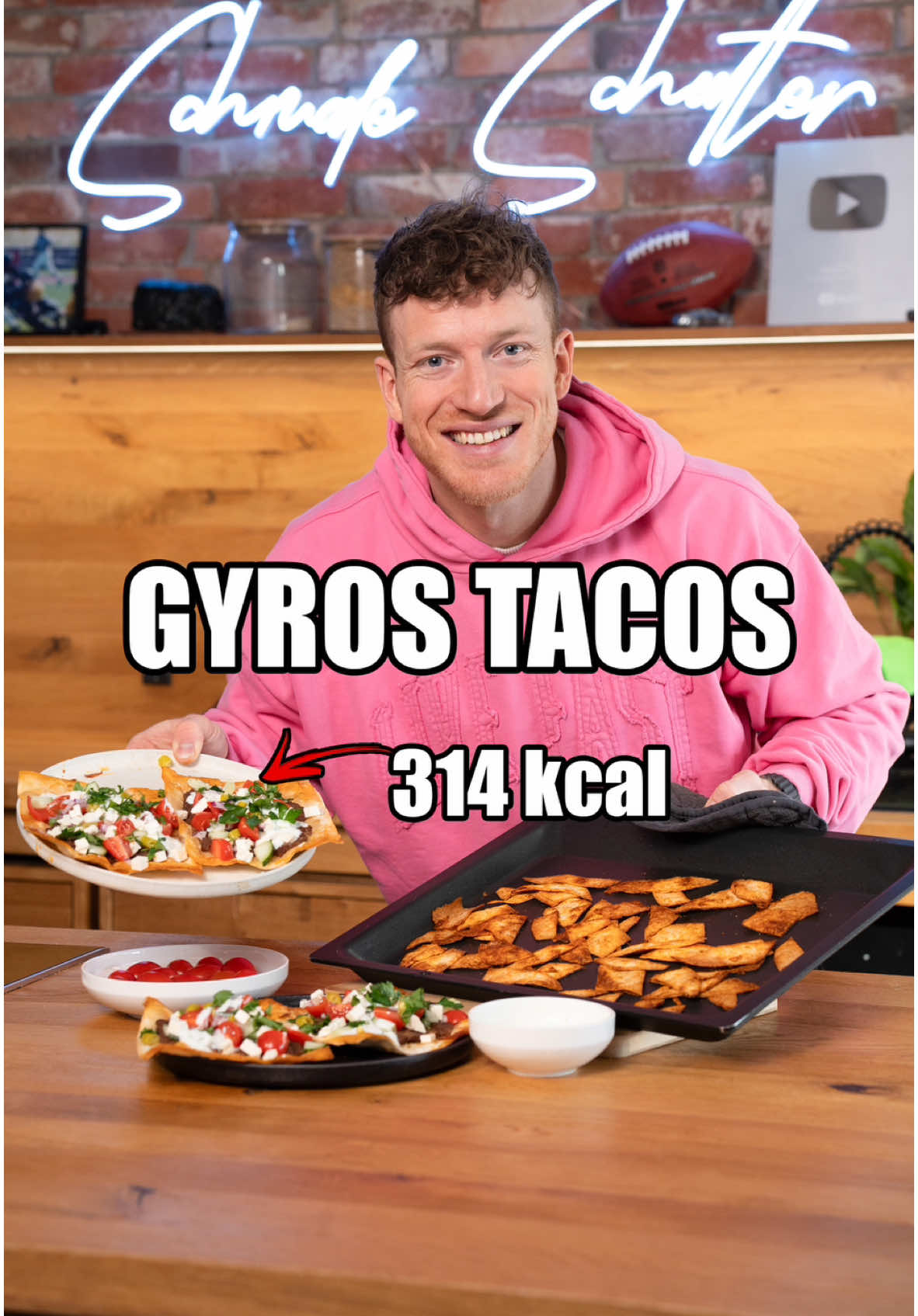 und mit 314 Kcal perfekt für deine Diät! ⤵️ Zutaten für 4 Tacos: -4 Protein Wraps -400g Rinderhack fettreduziert -1/2 Gurke -100g Tomate -1/2 rote Zwiebel -1 TL Olivenöl -60g Hirtenkäse Light -30g Peperoni  -4 EL Joghurt -1 Zehe Knoblauch -Saft einer 1/2 Zitrone -Petersilie -Salz, Paprikapulver, Pfeffer, Knoblauchpulver Zubereitung:  Bei 200 Grad für 10 Minuten in den Ofen oder in der Pfanne braten.  Nährwerte pro Taco: 314 kcal 34g Protein 18g KH 11g KH #abnehmen #diät #fitnessrezepte #highprotein 