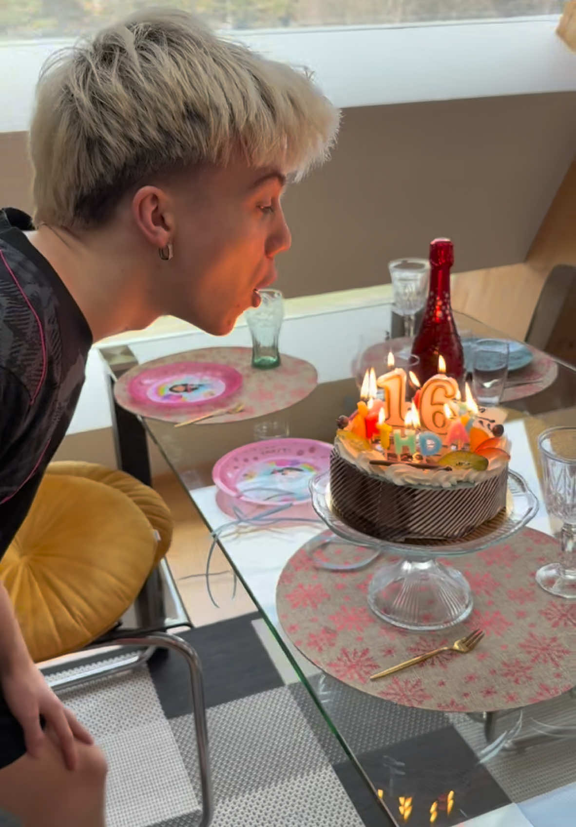 Hot 16 challenge😝 Dziękuję wszystkim za życzenia❤️ #woners #urodziny #birthday #hit #hot #napół #nowość #dc #melopop #tiktok 