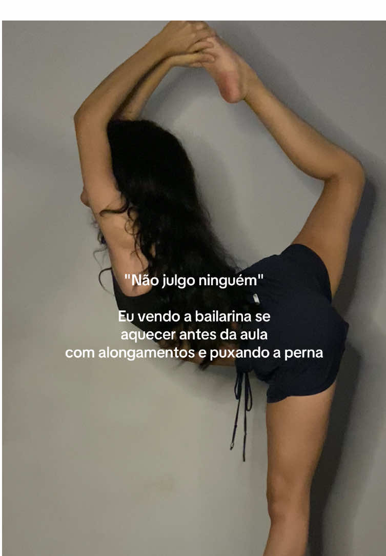 ⚠️ Alongar antes de uma aula de ballet pode mais prejudicar do que ajudar😖 O alongamento estático, aquele em que você segura uma posição por vários segundos ou minutos, pode diminuir a força e a resposta muscular, reduzindo o desempenho e aumentando o risco de lesões No ballet, os músculos precisam estar preparados para explosão, equilíbrio e controle. Alongamentos estáticos prolongados relaxam demais a musculatura, o que pode comprometer a estabilidade e o alinhamento nas posições O ideal antes da aula é um aquecimento dinâmico, com movimentos que ativem a circulação, aumentem a temperatura corporal e preparem as articulações, como pequenos saltos, pliés, relevés e balanços de perna O alongamento estático pode ser feito depois da aula, quando os músculos já estão aquecidos e mais preparados para ganhar flexibilidade sem risco de lesão🩰 #alongamento #flexibility #ballet #balletcore #balletflex #ballettok #balletdancer #balletclass #bailarina 
