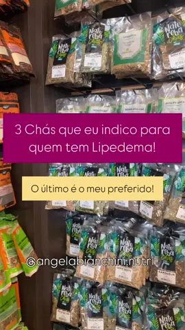 Se você tem lipedema, sabe o quanto a retenção de líquidos e a inflamação podem ser desafiadoras. A boa notícia é que alguns chás podem ser aliados poderosos nessa jornada! Vamos aos meus favoritos: 🔹 1. Chá de Dente de Leão – O detox natural! Esse chá é excelente para ajudar o fígado a eliminar toxinas, reduzindo o inchaço e a retenção de líquidos. Além disso, é rico em antioxidantes que combatem a inflamação. 🔹 2. Chá de Cúrcuma – O anti-inflamatório potente! A cúrcuma é famosa por sua curcumina, um poderoso anti-inflamatório natural. Esse chá pode ajudar a reduzir a dor e a inflamação do lipedema, além de melhorar a circulação. 🔹 3. Chá Verde – Meu favorito! 💚 Além de ser termogênico e estimular o metabolismo, o chá verde contém catequinas, que ajudam a combater a inflamação e a retenção de líquidos. Mas atenção: por conter cafeína, o ideal é consumir durante o dia e com moderação! 🌿 Esses chás não fazem milagres, mas podem ser grandes aliados no seu tratamento! Já experimentou algum deles? Me conta aqui nos comentários! 👇💬 #angelabianchininutri #lipedema #lipegatasdanutri #chas 