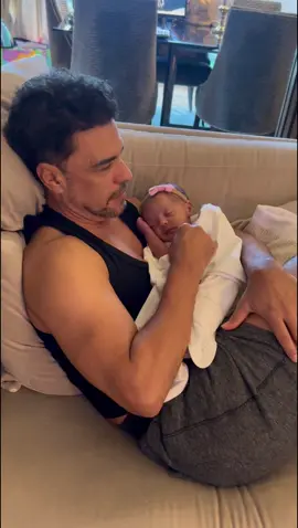 Não existe lugar mais seguro no mundo do que te ter nos meus braços. Minha pequena. ❤️💤  #zeze #zezedicamargo #clara #paidemenina 