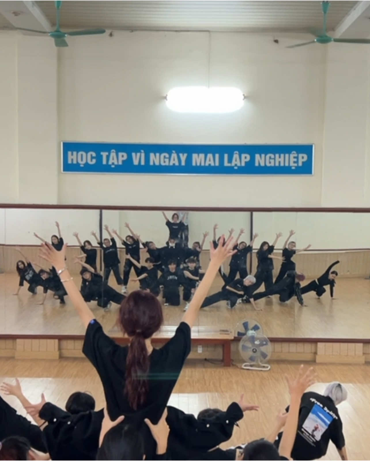 Mang ngay giải nhất đến đây cho sóp. Mang ngay team chiến thắng co test đến đây cho chúng tôi đi 💪🔥 #nhactet #tet #viral #conbuomxuan #hoquanghieu #conbuomxuanremix #blacksiofficial #lienkhuctet #blacksidancecovercontest #blacksi 