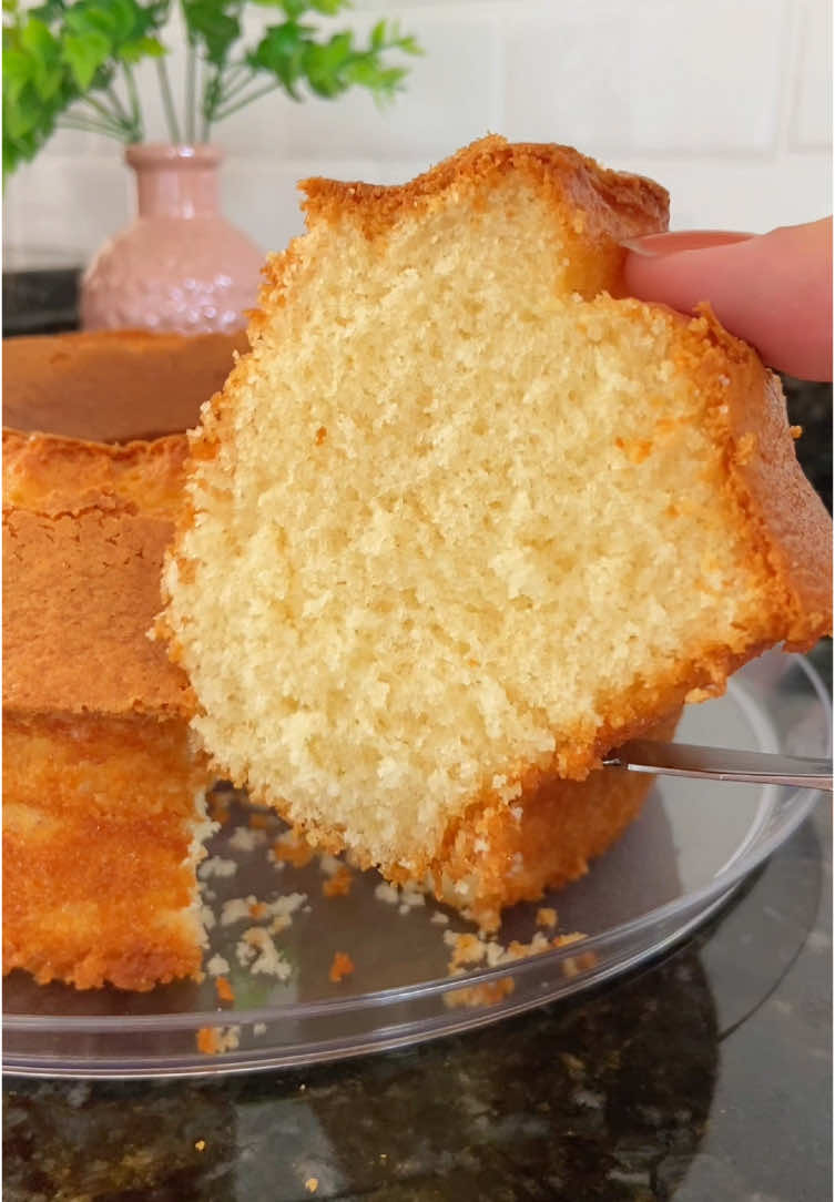 ✨A receita do bolo mais fofinho e fácil que você vai ver !!!! Esse bolo vai se tornar o favorito na hora do seu cafezinho da tarde ! Ingredientes: 3 ovos 150 ml de óleo 240 ml de leite 1 xícara de açúcar ( medida de 240 ml) 1 xícara de farinha de trigo 1 xícara de amido de milho 1 colher de fermento para bolo 😍Gostou da receita?! Já salva e compartilha!!! . . . . #bolofofinho #bolodelicia #bolodeliquidificador #bolofacil #bolocaseiro #bolonuvem #receitas #receitasimples #receitarapida #receitafacil #receitabarata #receitasdafran #dicadedonadecasa #visinhasdolar 