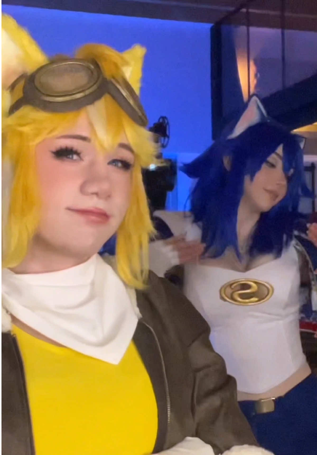 Someone called an iconic duo?💛💙 so happy to cosplay together with @Saya Fox as Sonic🦔 #sonic #tails #cosplay 