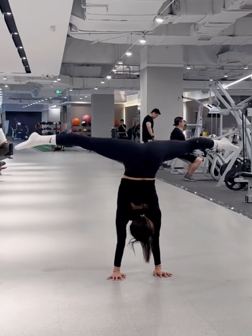 💯💪Standing at the crossroads of life, you must know which path is the right one. The reason you don't choose it is that this path is too difficult, but even so, you still have to go on. #motivation #exsplore #GymLife #gymmotivation #calisthenics  #musculation #Fitness #cardio #aerobic #gym #GymTok #foryoupage 
