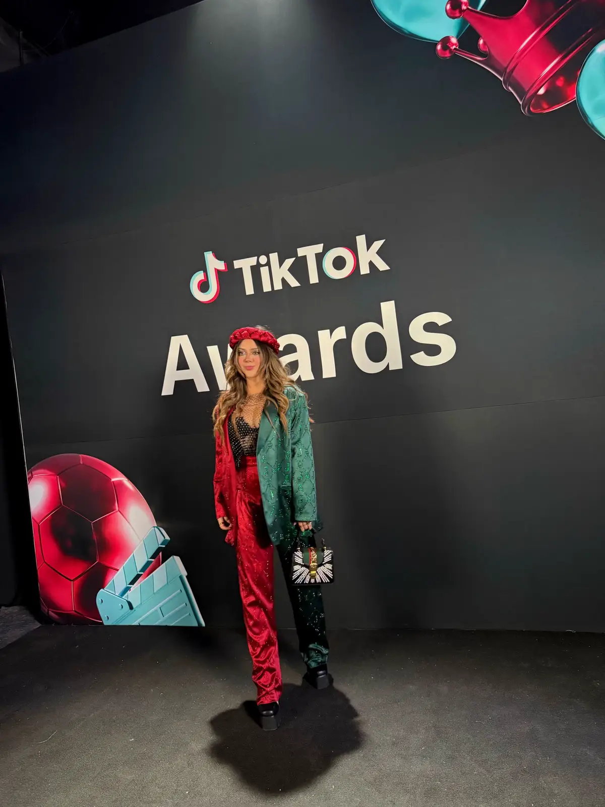 Fue nuestra primera vez en los TikTok Awards💖 Que opinan del outfit de @ARI 🍓 y mío? 🤭 #amablitz #arigameplays #tiktokswards #fyp 