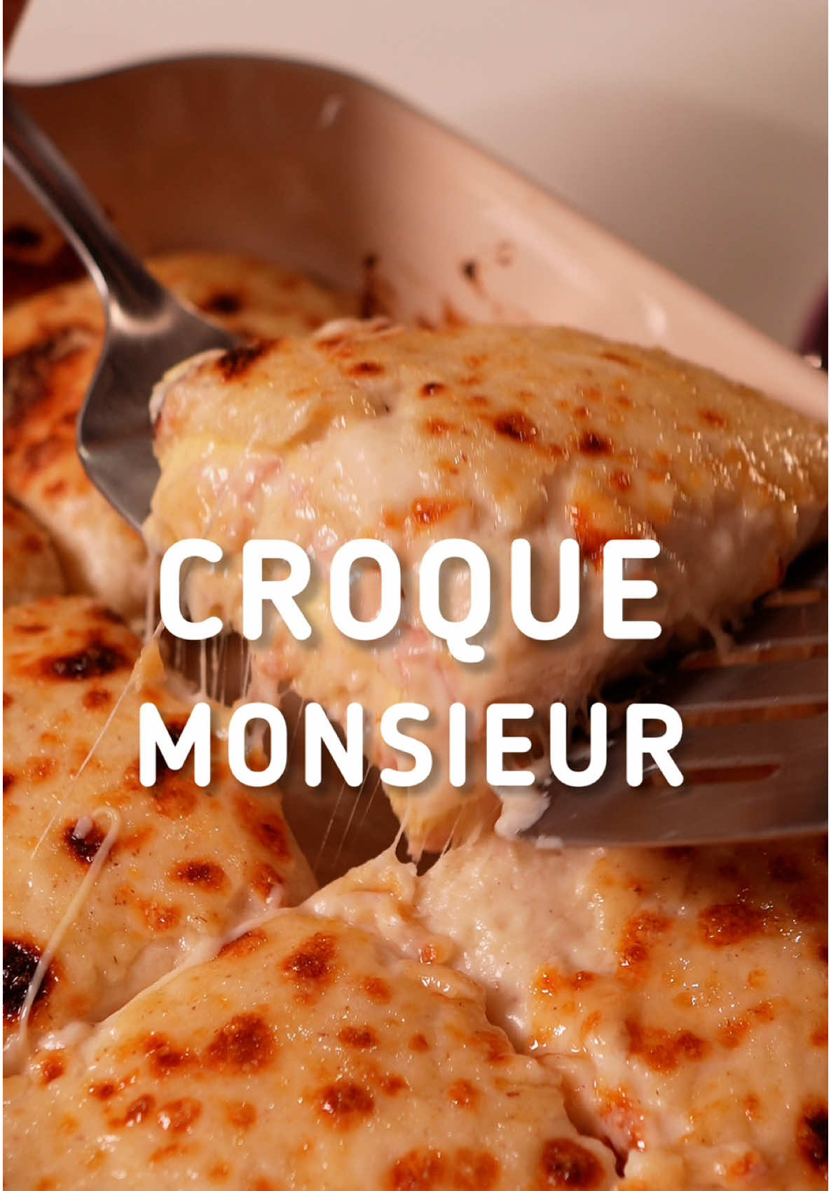 Hoje preparei um delicioso Croque-Monsieur, esse clássico sanduíche francês que nunca sai de moda! Para quem não conhece, ele é composto por uma camada generosa de presunto e queijo, envolto em um molho bechamel cremoso e gratinado até ficar douradinho e irresistível. E para deixar ainda mais charmoso, temos o Croque-Madame, que é basicamente a mesma receita, mas com um ovo frito por cima. Dizem que o nome “Madame” surgiu porque o ovo lembra um chapéu, algo que os franceses adoram brincar! Agora, vamos à receita para você fazer essa maravilha em casa: Croque-Monsieur Ingredientes: 	•	6 fatias de pão de miga 	•	Bechamel: 	•	2 colheres de sopa de manteiga 	•	2 colheres de sopa de farinha de trigo 	•	400 ml de leite frio 	•	Sal a gosto 	•	Noz-moscada a gosto 	•	1 folhinha de louro 	•	8 fatias de presunto Royale 	•	150g de queijo Gruyère ralado 	•	80g de queijo Parmesão ralado 	•	2 colheres de sopa de mostarda Dijon Modo de Preparo: 	1.	Preparar o molho bechamel: 	•	Derreta a manteiga em fogo médio, adicione a farinha e cozinhe por 2 minutos. Adicione o leite frio e a folha de louro. Mexa constantemente até o molho engrossar. Tempere com sal e noz-moscada a gosto. Retire a folha de louro antes de usar o molho. Reserve. 	2.	Montagem do Croque Monsieur: 	•	Em uma forma, espalhe uma camada de bechamel. Coloque uma fatia de pão, adicione mostarda, presunto, queijo Gruyère e outra fatia de pão. Repita as camadas, terminando com mais bechamel e queijo parmesão. 	3.	Gratinando: 	•	Leve ao forno preaquecido a 210°C por 15-20 minutos até dourar. 	4.	Servir: 	•	Retire do forno e sirva quente. Agora me conta! QUAL A SUA VERSÃO FAVORITA? Curte, compartilha e salva pra não perder!!! #CroqueMonsieur #ReceitasGastronômicas #TeiaGastronomia #CozinhaDeCasa #ComidaFrancesa #GastronomiaComSabor #DelíciasDaCozinha #MomentosEspeciais #ReceitasFáceis