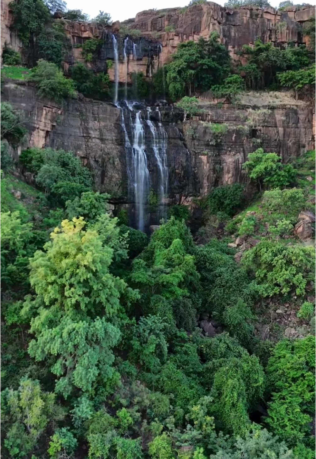 Depuis Les Collines De 📍Siby  Les montagnes de Siby offrent des vues panoramiques imprenables sur la vallée du Manding, un paysage à couper le souffle, parfait pour les randonnées et les amoureux de la nature. Venez Visiter Le Mali 🇲🇱 Dans Toute Sa splendeur  - Crédit Mali en Images   - - - - #Siby #MontagnesDeSiby #Mali #AfriqueDeL’Ouest #PaysagesMaliens #NatureSiby #AventureMali #VoyageMali #TeamMalian #HistoireAfrique #MontagnesAfricaines #RandonnéeMali #VoyageAfrique #DécouvrirLeMali #ExploreMali