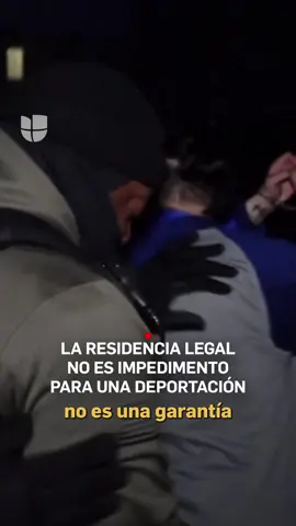 Personas con residencia pueden ser deportadas por ICE, así lo explica un abogado de inmigración.