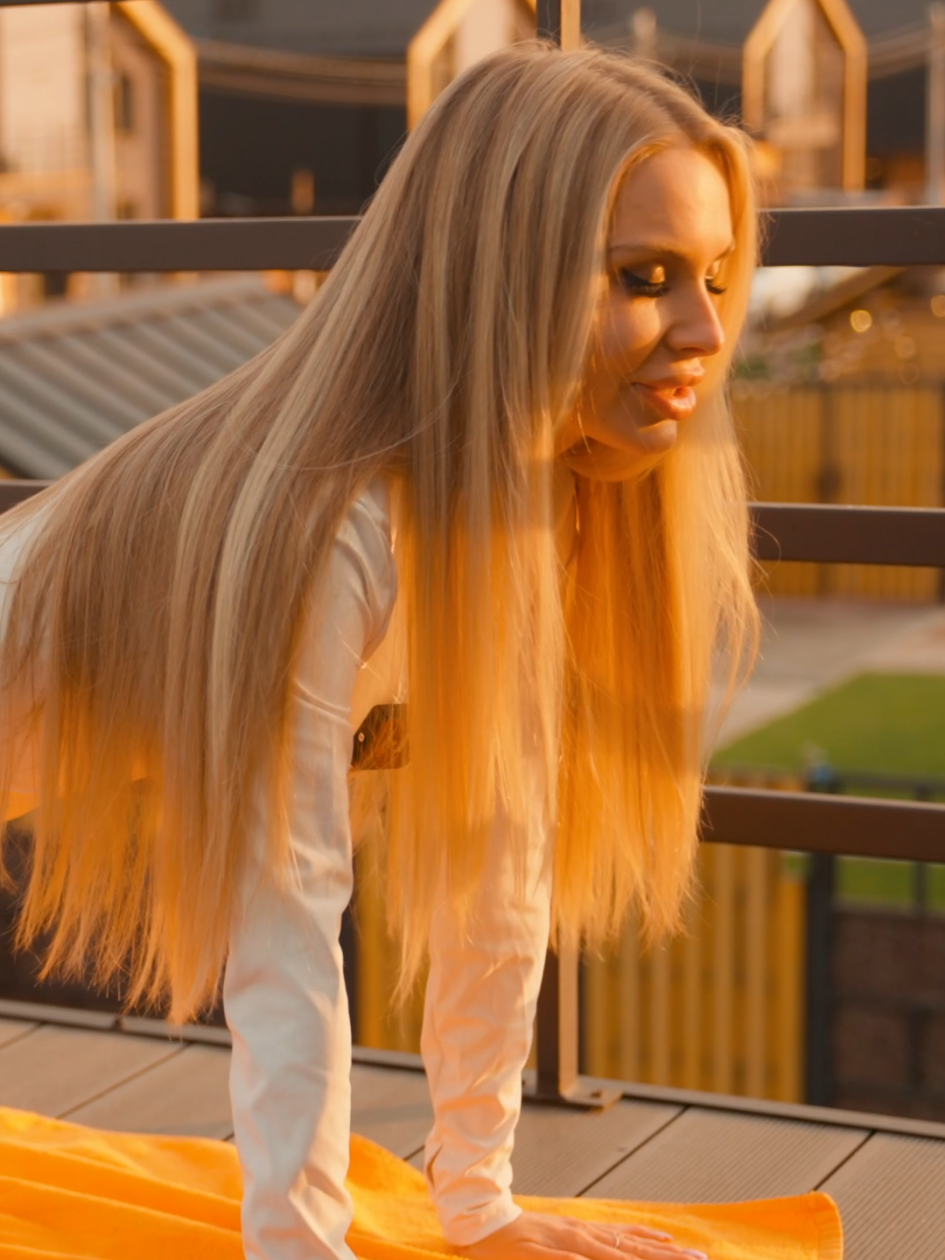 Discover the joy of stretching with Maria in this beginner-friendly routine set on her cozy balcony.  #MariaStretching #BalconyWorkout #BeginnerFriendly #StretchAndRelax #FlexibilityForBeginners #OutdoorStretching #BalconyFitness #RelaxingWorkout #StretchWithMaria #YogaOnTheBalcony #GentleStretching