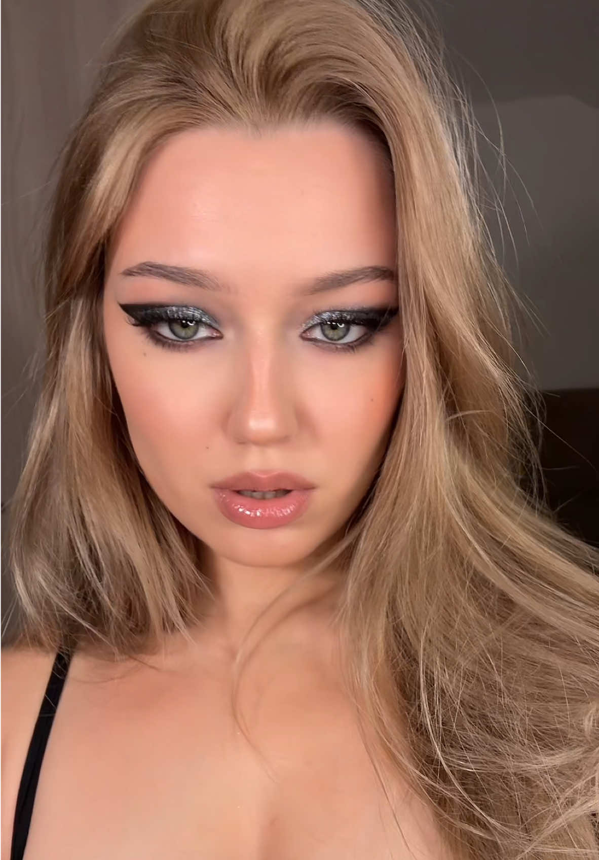 the way thisss eats  ib @janelle zharmenova 🖤 #makeup #makeuptransition #maneatermakeup 