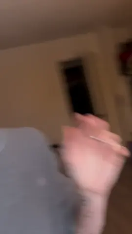 ._.)/