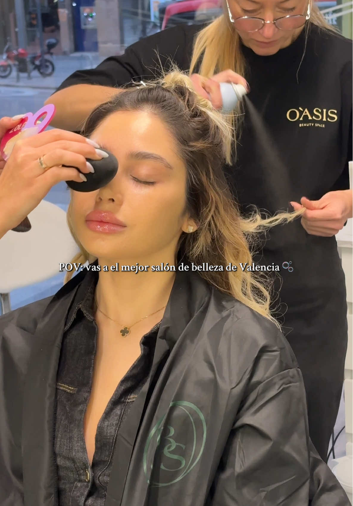 Maquillaje y peinado on point ✨🎀 @oasis.beautyspace #valencia #salondebelleza #fypp 