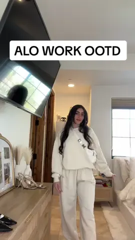 oat milk is such a good light neutral color !! #OOTD #fashion #athleisure #alo #aloyoga #workootd #outfit #outfitinspo #sweatset #casualootd @Alo Yoga 