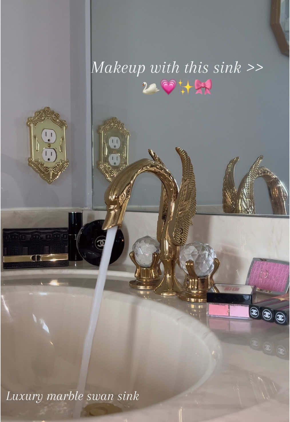 Princess swan sink 🦢 #swansink #marblesink #luxurybathroom #luxuryhomes #ritzparisswansink 