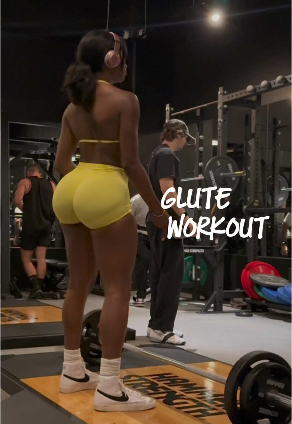 Happy Friday ☀️ or I should say Happy Final Glute day of the week 👏🏾💦 If you’re following my Glute Glow Up Challenge you already know what’s up! Fridays are for glutesssss 🍑 If you aren’t following the challenge here’s a quick glute day workout for you to try! 💦 ⚡️Hip Abductors 4 x 15 ⚡️ RDLS 3 x 12-15 ⚡️Hip Thrusts 4 x 15  ⚡️Bulgarians 3 x 12 each leg  ⚡️Kickbacks 3 x 12 each leg  ⚡️ Sumo Squats 4 x 15  Wearing @DFYNE  IMPACT in Neon Yellow 🫧