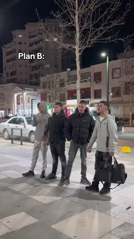@Yoo_bjondi 🤴🏼 @usernamee_@/B @👑 #tiktokviral #viral #vlore #foryoupage #obellaciao #bank #lacasadepapel 
