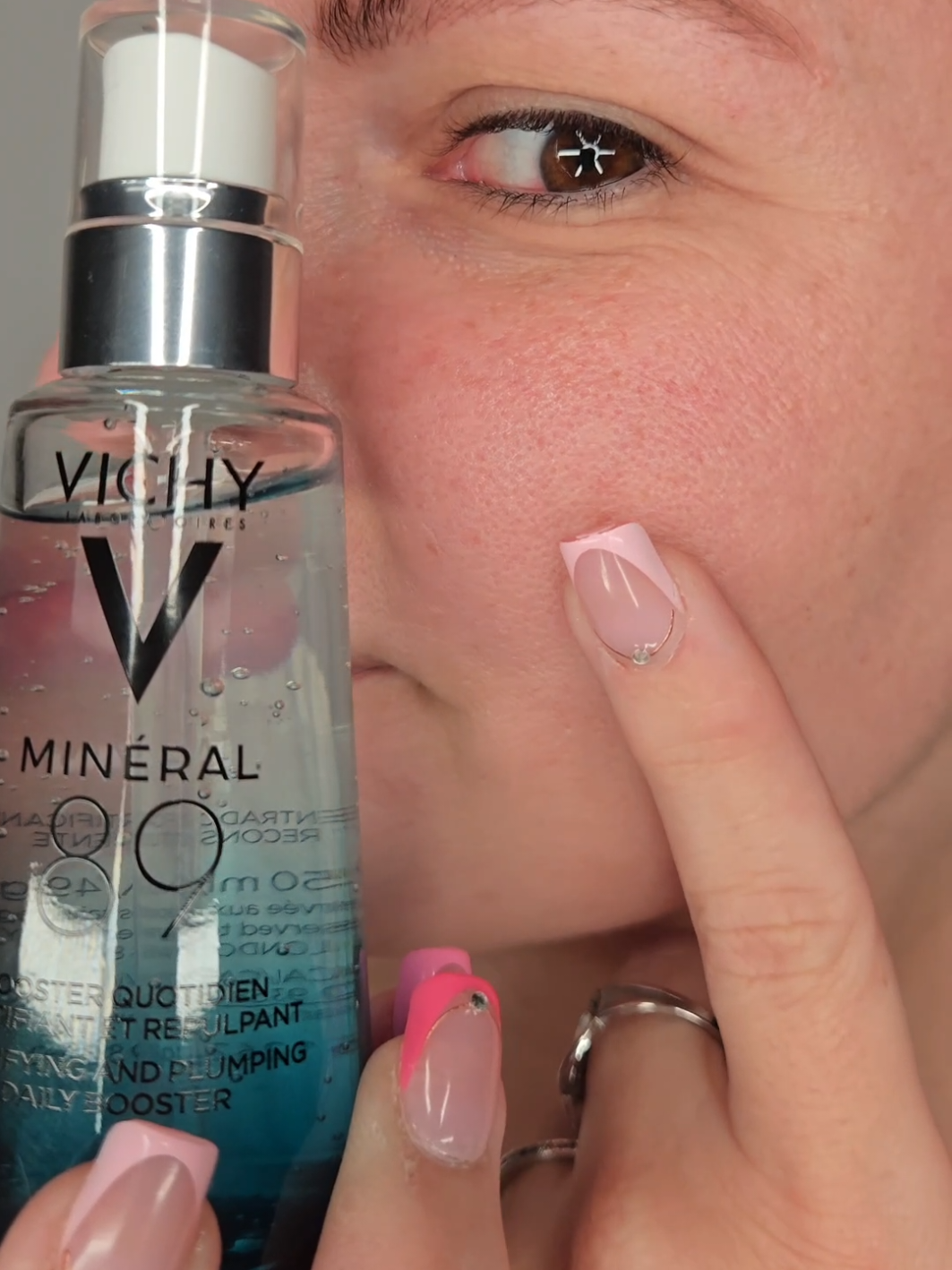 🌊 Minéral 89 de Vichy Laboratoires 🌊 Es un sérum hidratante y fortificante  de Vichy tiene el objetivo de aportar hidratación a la vez que fortalece la función barrera de la piel: - Formulado con un 89% de Agua mineralizante de Vichy + Ácido Hialurónico. - Textura super fluida, similar al agua.  - Se puede usar en tu rutina de skincare, como prebase de maquillaje y después del afeitado. @Vichy Laboratoires  #vichylaboratoiresxlorealistar #lorealistarspain #regalo #bronzeglowlorealistar #vichylaboratoires #mineral89