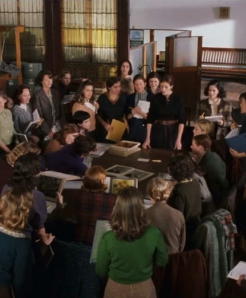 she’s smiling, is she happy? #monalisasmile #juliaroberts #kirstendunst #2000smovies #fall 