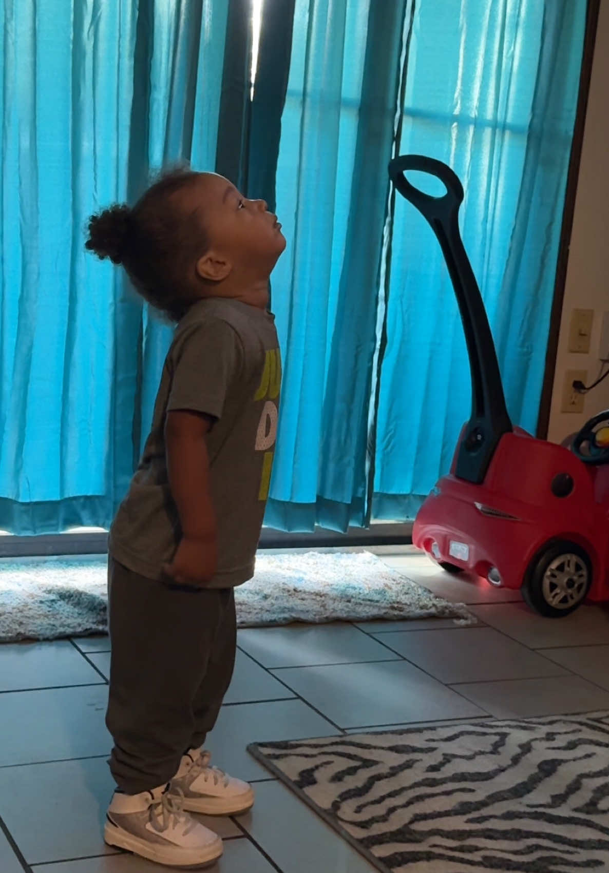 Why he holding his head like that Mickey Mouse got him focused 🤣🤣🤣