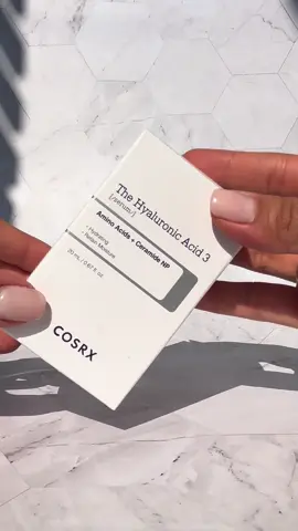 💦 ¡Hidratación en cada gota! 💦   Si tu piel pide un boost de hidratación, The Hyaluronic Acid 3 de COSRX es el aliado perfecto. 🌿✨ Su fórmula con 3 tipos de ácido hialurónico llega a diferentes capas de la piel, reteniendo la humedad y dejando un efecto suave, relleno y radiante. #creadoresdecontenido #ugccreator #ugc #creaciondevideo #fyp #cosrx #serum #hyaluronicacid 