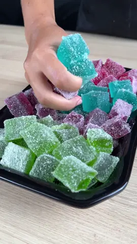 Essa é a receita favorita das crianças, muito fácil de fazer. Ingredientes: 20g de gelatina de morango 12g de gelatina incolor 1 xícara de água morna 2 xícaras de açúcar 20g de gelatina de uva 12g de gelatina incolor 1 xícara de água morna 2 xícaras de açúcar 20g de gelatina de tutti-frutti 12g de gelatina incolor 1 xícara de água morna 2 xícaras de açúcar 20g de gelatina de limão 12g de gelatina incolor 1 xícara de água morna 2 xícaras de açúcar Tempo de preparo: Geladeira por 3 horas