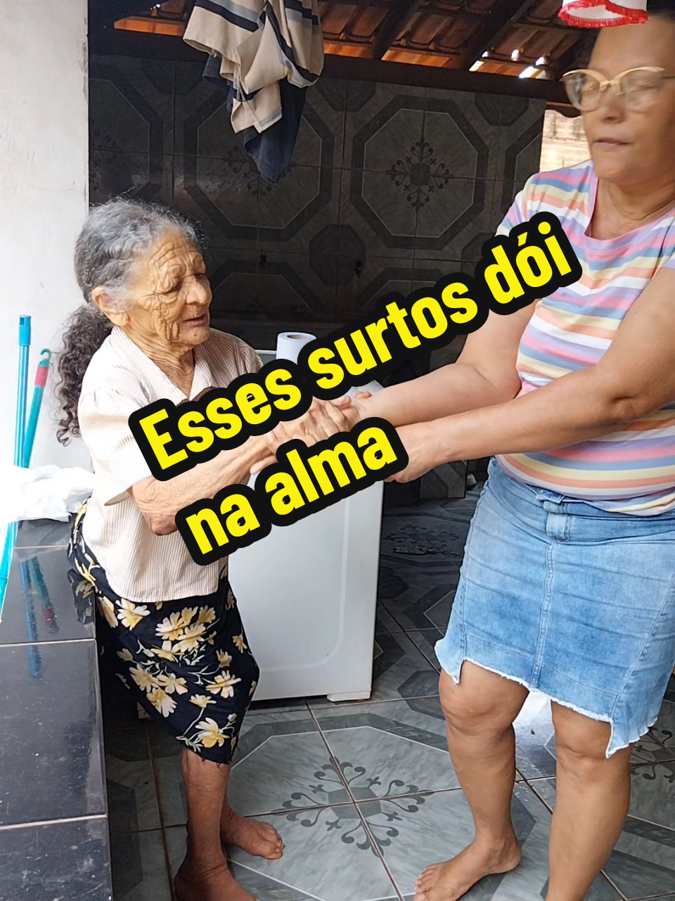 O Alzheimer torna a pessoa agressiva em momentos de estresse #alzheimer #saudemental #demencia #surtada #idoso #vó #pravoce 