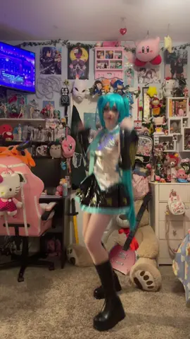This song is addictive #hatsunemiku #hatsunemikucosplay #miku #dancetrend #fortnite 