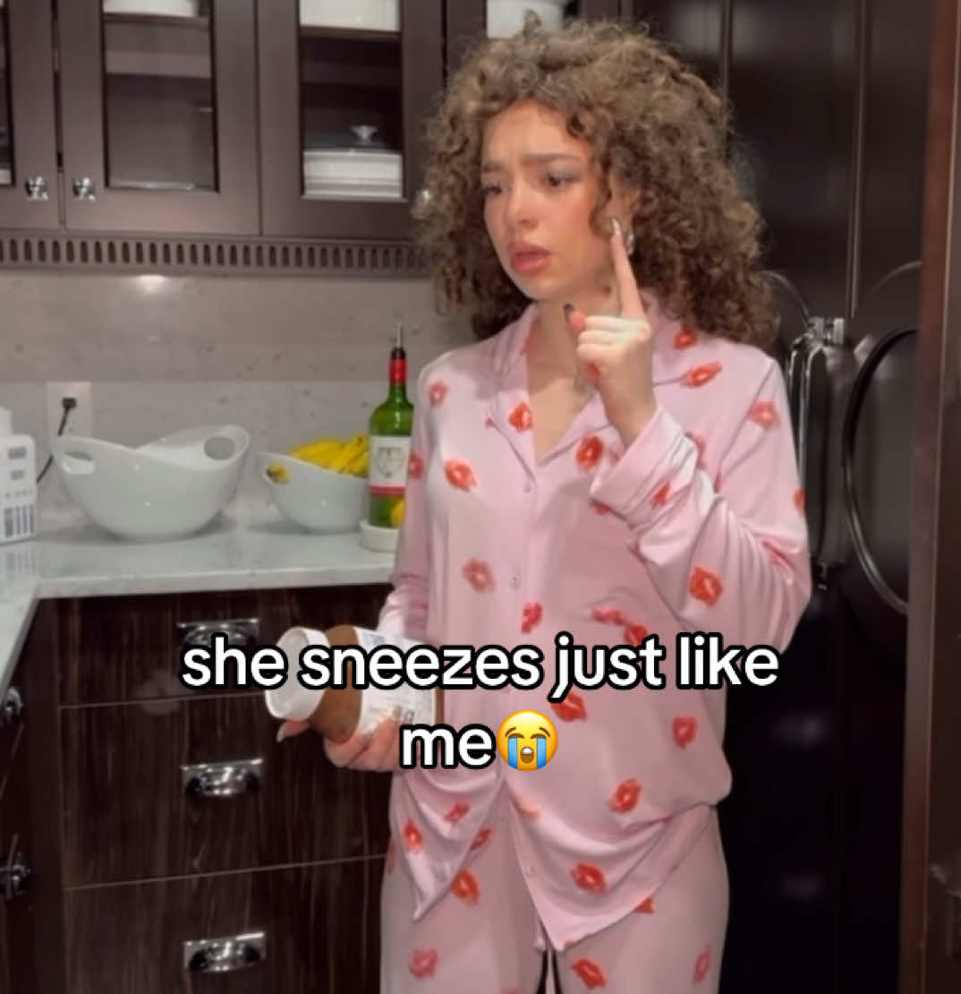 I love her sneeze #elianakalogeras #demitrakalogeras #kalogerassisters #fyp #xcyzbca #fypviral #sundaykalogeras @Eliana Kalogeras @demitrakalogeras @sundaykalogeras @curlyswirlywurly @Noah Risling 