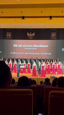Paduan Suara Incheon City Chorale menyanyikan lagu Sik Sik Si Batu Manikkam Karya Pontas Purba pada event 7th Symposium on Choral Music 2025, di Bandung - Indonesia. Saya sebagai peserta simposium berdarah Batak Toba sangat bangga dan terkagum atas penampilan itu yang dikemas dengan koreo yang bagus pula. Meskipun lagu ini dinyanyikan dengan koreo namun konsistensi menjaga duduk nada masih tetap aman.  #siksiksibatumanikkam #pontaspurba #folksong #folklore #choir #choirtok #choirsoftiktok #choirdirector #paduansuara #paduansuaraindonesia #paduansuaramahasiswa #paduansuaraviral #paduansuaragereja #music #musica #musically #musician #musical #musiclyrics #koor #singers #singersongwriter #tiktokviral #tiktok #choirlife #remajanaposohkbp #naposobulung #bataktoba #bataksimalungun #batakkaro #karo #simalungun #toba #batakpakpak #pakpak #batakangkola #angkola #batakmandailing #mandailing #musikbatak #viralvideo #trending #bandungchoralsociety #baliinternationalchoirfestival #7thsymposiumonchoralmusic #symposium #royalchoralsociety #danautoba #samosir #popular #classicalmusic #fyp #fypage #fyppppppppppppppppppppppp #fypp #fypシ゚ #fypdong #fyppp #fypシ゚viral🖤tiktok #fypgakni #fypツ #foryou #foryoupage #foryoupageofficiall #4u #xyzbca  #masukberandafyp  @sorotan 