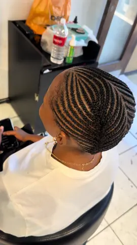 Free hand 💕💕#goviral #tiktoksouthafrica #kimberlyhairstylist #fpy #temmybeautycentre #trendingvideo #braidstyles #freehand #snoopy 