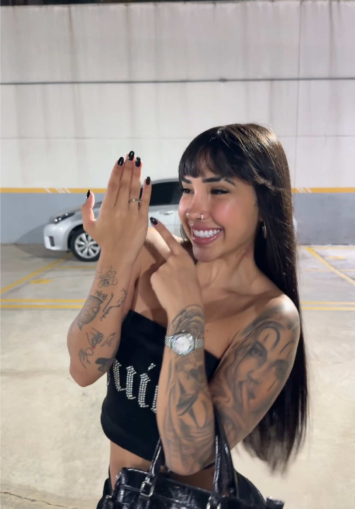 Garotas não precisam de anéis só de bmw