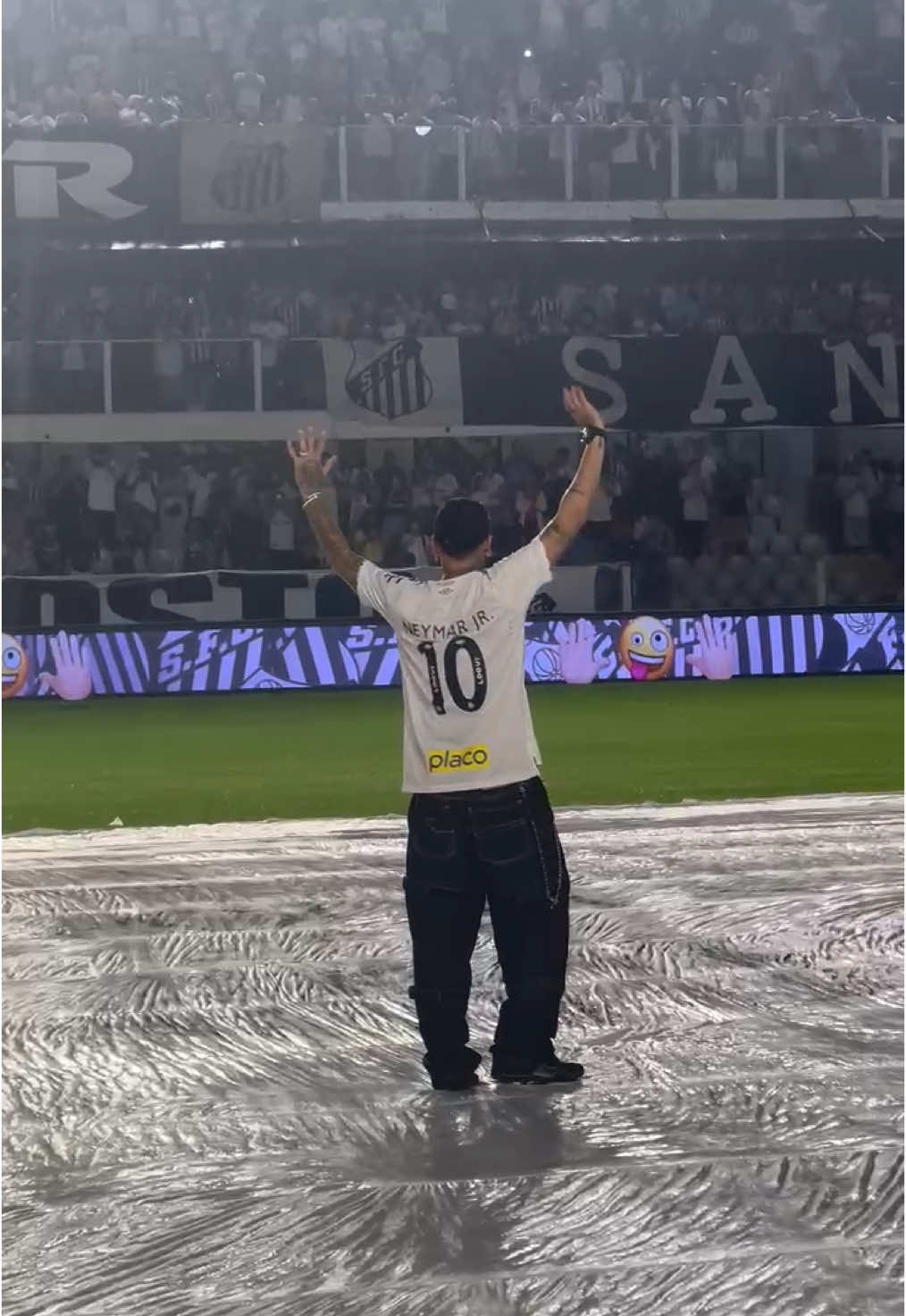 O beijo no escudo. O carinho da nação santista! NEYMAR ESTÁ DE VOLTA! #ThePrinceIsBack ⚪️⚫️ #Santos #SantosFC #TikTokEsportes #Futebol #Neymar #NeymarJr 