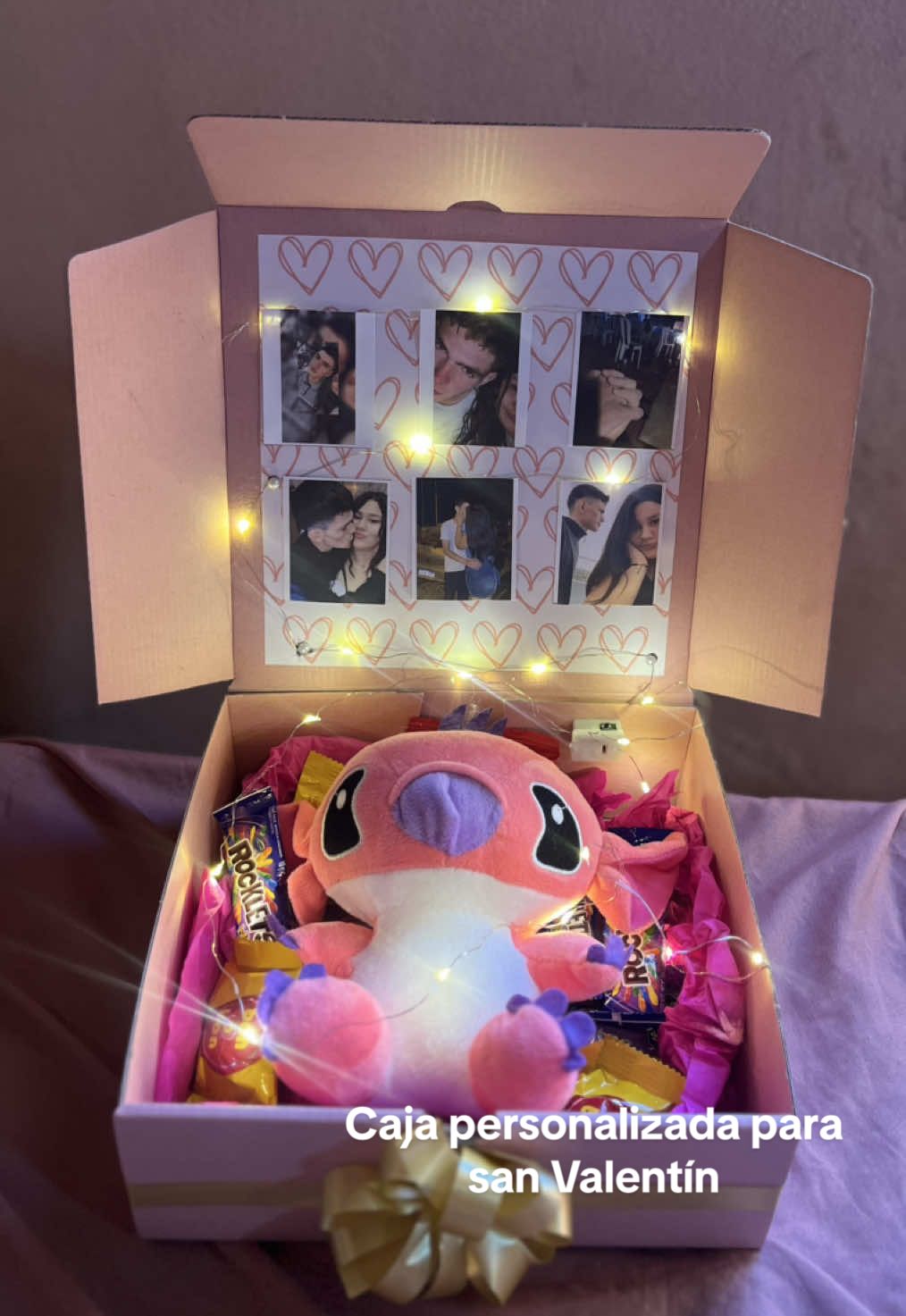 Box stitch  caja personalizada con luces, fotos, peluche y chocolates 🩷❤️contamos con esta y más opciones para el día de los enamorados 💌💘  Ig: creacionesdejade     #creatorsearchinsights #paraguay🇵🇾 #regalos #fyp #sanvalentin #stitch 