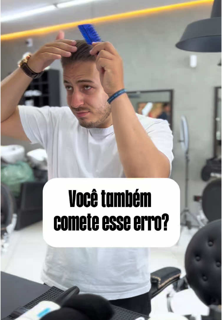 Se o seu cabelo fica pesado ou com aspecto oleoso depois de aplicar pomada, pode ser que você esteja usando da forma errada! 🤯  No vídeo, te mostro o jeito certo para um acabamento leve e natural. Assiste até o fim e me conta se já cometeu esse erro! 👇  #DicaDeCabelo #EstiloSemErros