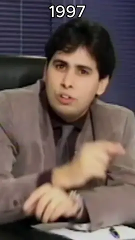 Tinha 25 anos de idade neste vídeo, em 1997, 27 anos atrás. A WiseUp existia há menos de 2 anos e já tínhamos 12 filiais, faturando algumas dezenas de milhões. Não existiam as redes sociais e a internet não era popular. No entanto, já grava vídeos para meus quase 500 seguidores, que, na época, eram os meus funcionários No entanto, já era possível ver naquele garoto dos dentes tortos que ele estava muito determinado e com uma mentalidade alinhada para o sucesso. O que eu ensino aqui, não li num livro, não ouvi falar e não foi alguém que me contou. Eu vivi e vivo tudo isso na pele há quase 30 anos como empresário, colecionando resultados que me credenciam. Por isso, abracei a honra e a missão de contribuir com a sua jornada. Sou muito grato por sua confiança.#fyp 