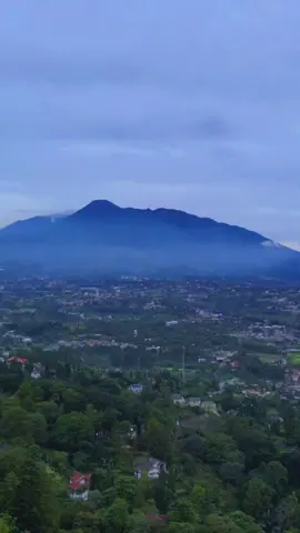 Camp ditemani oleh hujan dan kabut ⛰️ #camp #camping #campinglife #bukitdamar #luxcampbukitdamarpuncak #luxcampriversidepangalenganbyhorison 