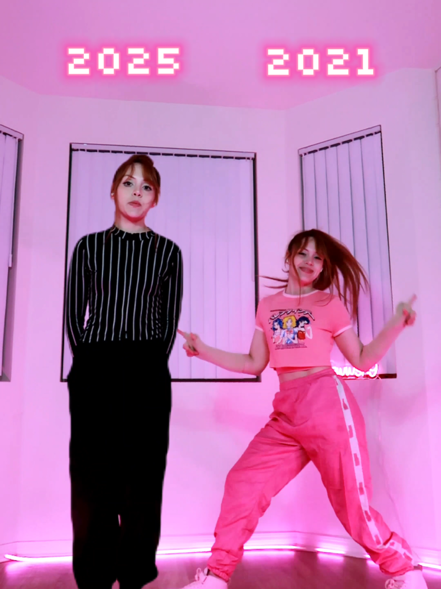 2025 or 2021? 🐝✨️ En mis pinned videos sabrán mi favorito 🤭  #bumblebee #olddance #sweetlittlebumblebee #vsdance #newdance #fypシ #dancetrends 