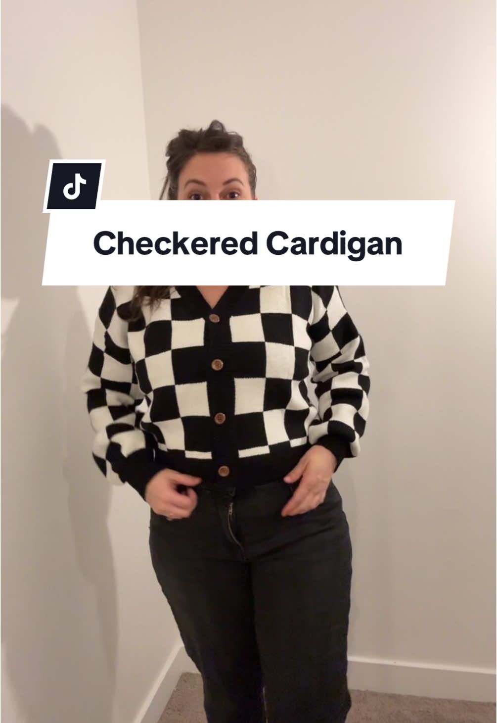 I’m obsessing over this checkered cardigan it is so flattering and really great quality too #checkered #womensfashion #momfashion #affordablefashion #cardigan #fyp #momstyle #OOTD 