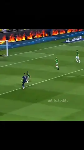 40 years dribbling☠️ #cr7 #cristianoronaldo #viral #futbol #footballtiktok #foryou #fyp #fy #foryoupage 