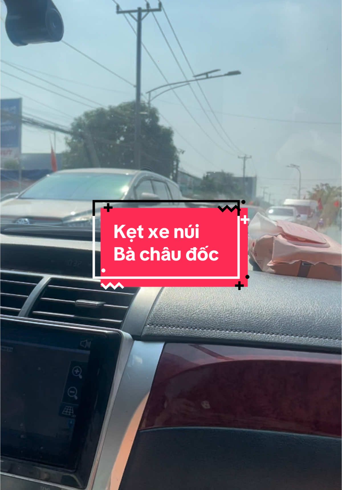 Mới đi bà chúa xứ châu đốc về sáng sớm mùng 4 quá trời người đi hướng đi xuống kẹt xe rất nhiều.#tet #bachuaxu #chaudoc #chuabachaudoc #angiang 