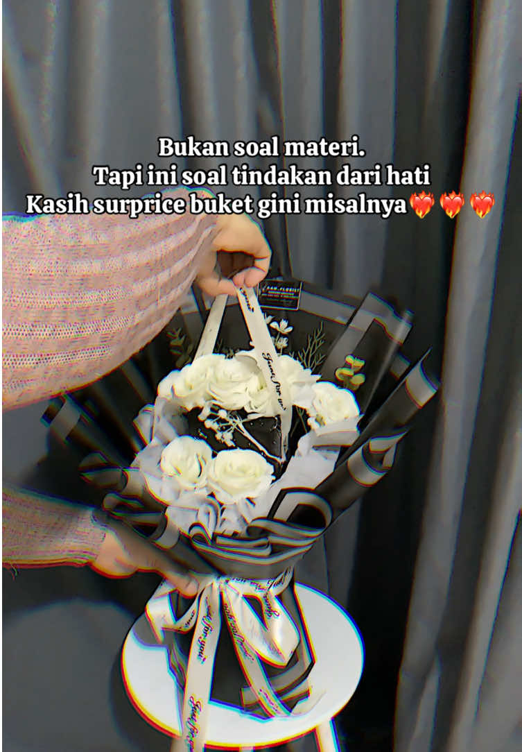 Biar doi makin sayang, dikasih kejutan surprice gift buket auto langsung lengkettt❤️‍🔥  #surpricegift #surprice #buket #buketbunga #tarikpita #florist #aanflorist #aceh 