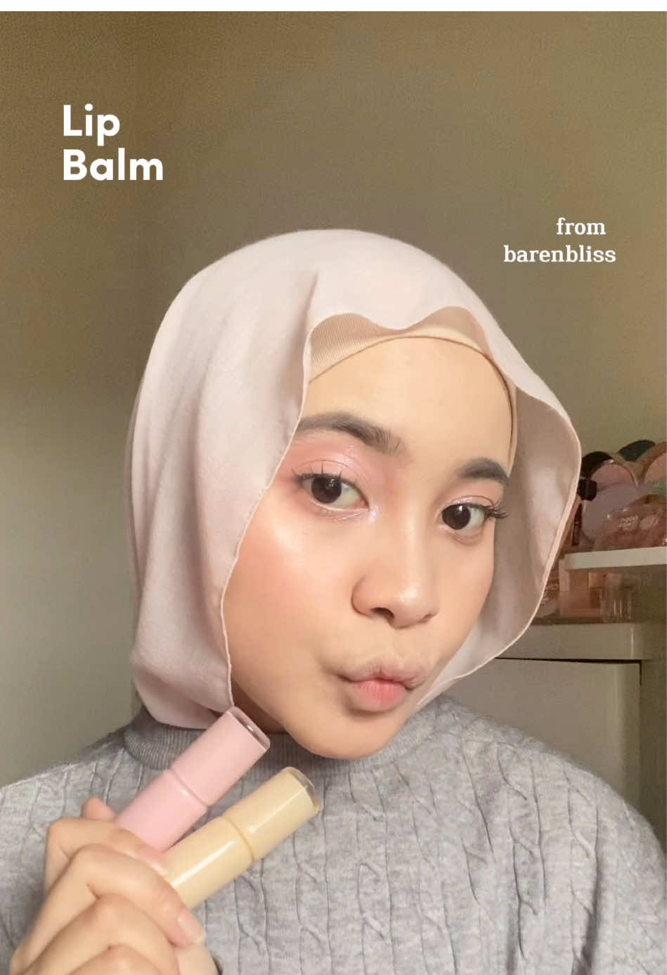 veryy cuteeeesieee lipbalmmm 🌸🌷 bikin bibir lembab seharian tapi ada warna pink naturalnya gituu, buat anak sekolah cakepp siii biar ga pucett <3!! #lipbalm #lipbalmaddict #lippies #rekomendasilipbalm #bnb #barenbliss #pink 