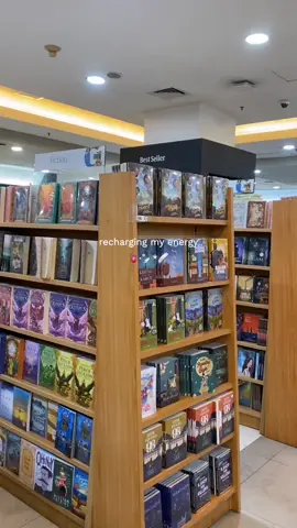 me time in bookstore 🍃 #bookstore #gramedia #bookish #bibliophile #fyp 