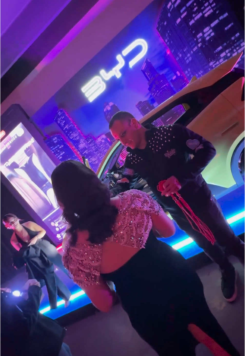 BYD DOLPHIN MINI mostró su lado más divertido en los #TikatokAwards con su función de Karaoke.#BYD #BuildYourDreams