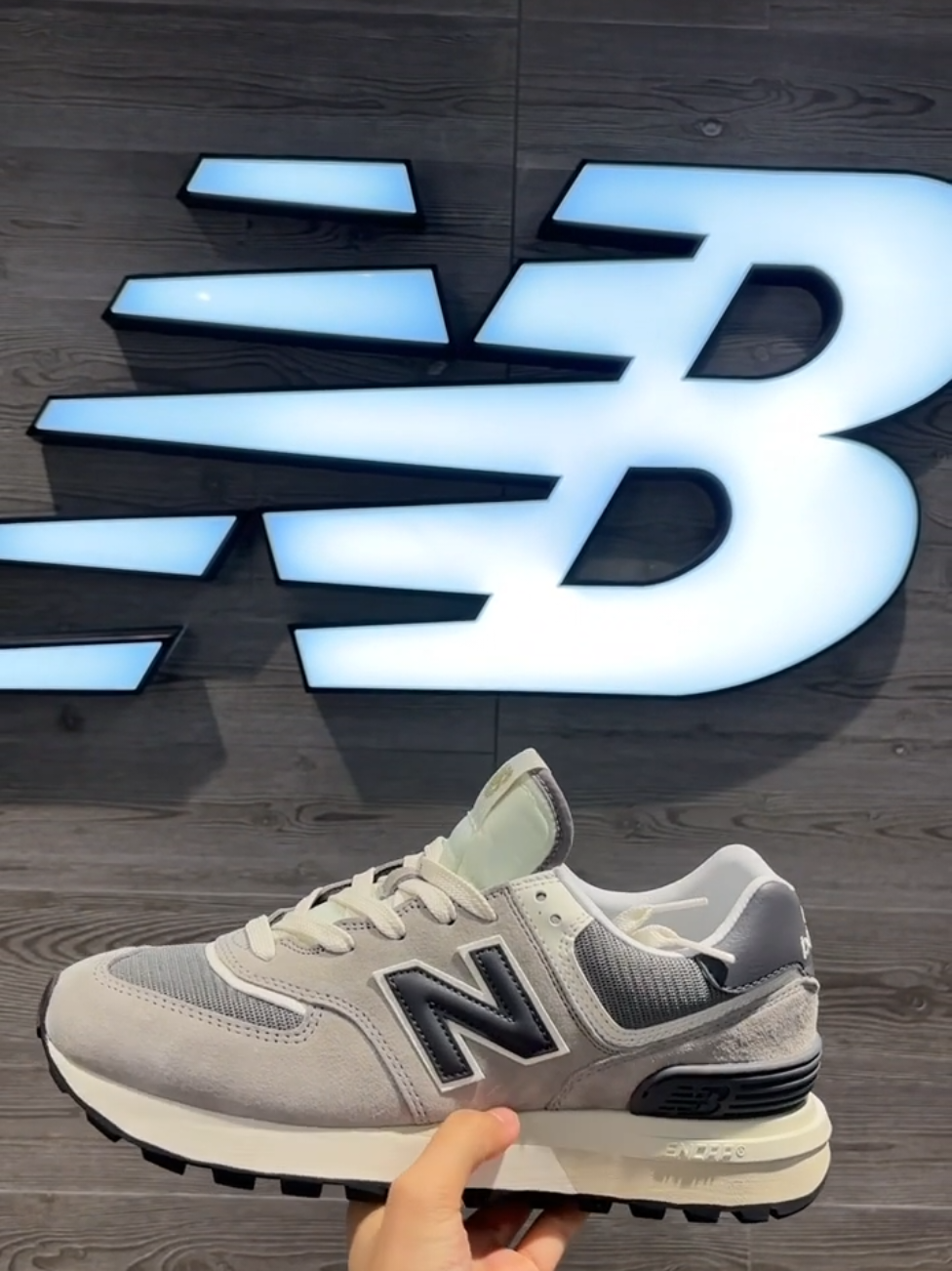 New Balance 574 sepatu yang menggabungkan gaya dan kenyamanan dalam desainnya. Dibuat dengan presisi tinggi, sepatu ini menampilkan siluet klasik NB 574 yang telah teruji waktu. Terbuat dari bahan berkualitas tinggi, NB 574 menawarkan kekokohan dan daya tahan luar biasa, membuatnya sempurna untuk penggunaan sehari-hari atau kegiatan santai. #newbalance574 #newbalance #sneakers #sneakerspria #sneakerswanita #original #fyp #foryoupage 