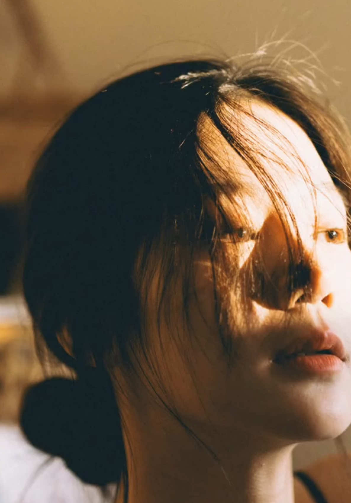 🤩Check-out MUST-HAVE items on Bio and redeem exclusive deals on your #Temu order . . . Easy at-home photoshoot 📸 cre: 633196507 #fypシ #foryou #abcxyz #photography #photoshootideas #photoshoot #easysetup #selfportrait #selfportraitphotography #camera #viral #asthetic #korean #dslr #vintagevibes #fall #moodphotoshoot #photoideasathome #plants #plant #green 