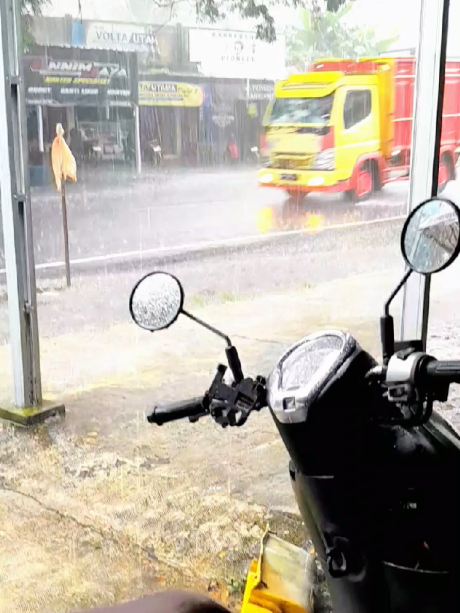 mentahan neduh karena hujan deras.. #videomentahan#hujanderas#mentahandijalan#hujansianghari#banjarnegara#bahansw#banjarnegarastory 