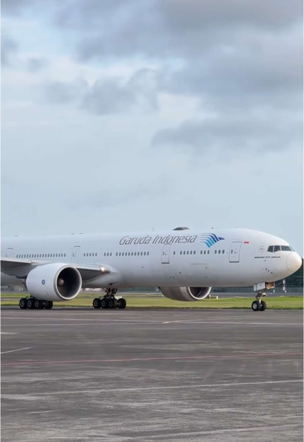 GARUDA INDONESIA🇮🇩 B777-300ER😍 taxiing to gate #garudaindonesia #skyteam #bali #airport #airplane #aircraft #fyp #foryou #foryoupage 